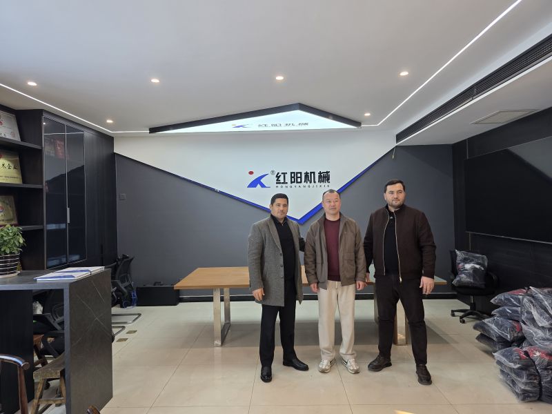 中亞國(guó)家客商來(lái)我司驗(yàn)貨及溝通新設(shè)備采購(gòu)事宜